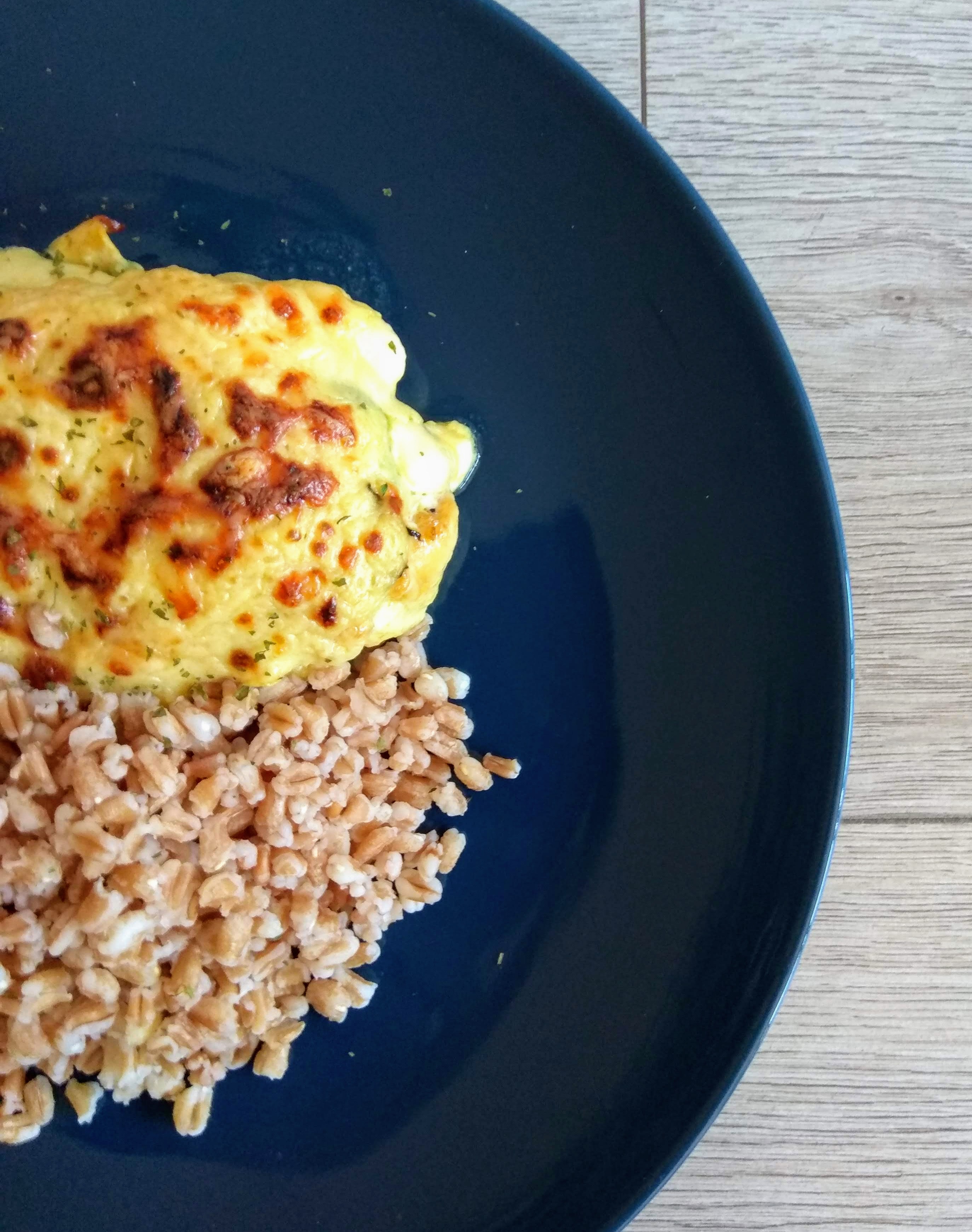 Receta fácil de pechugas de pollo rellenas con espelta. Descúbrela en: www.cocinandoconlola.com