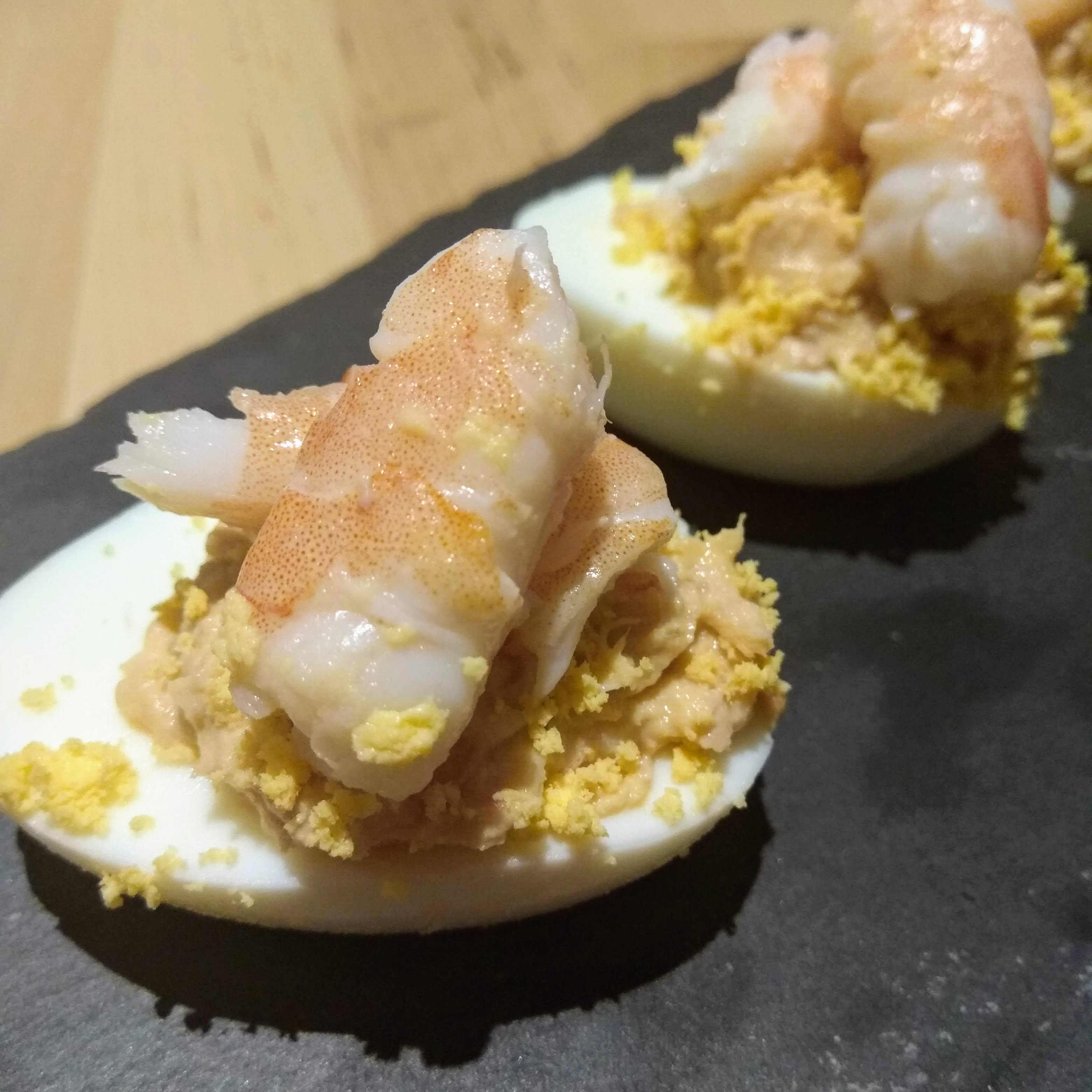 Receta: Huevos rellenos de atún y langostinos. Descúbrela en: www.cocinandoconlola.com